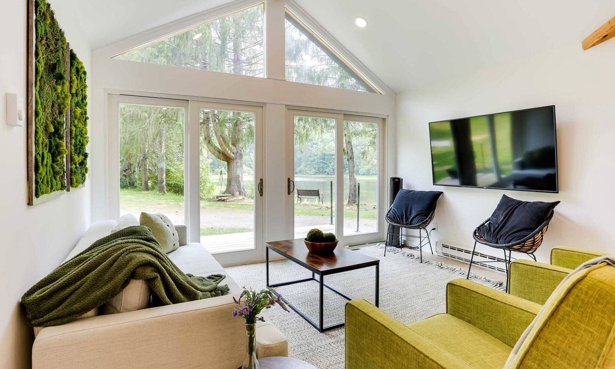 Monticello House | Modern 3-bedroom cabin with Hot Tub and Private Pond