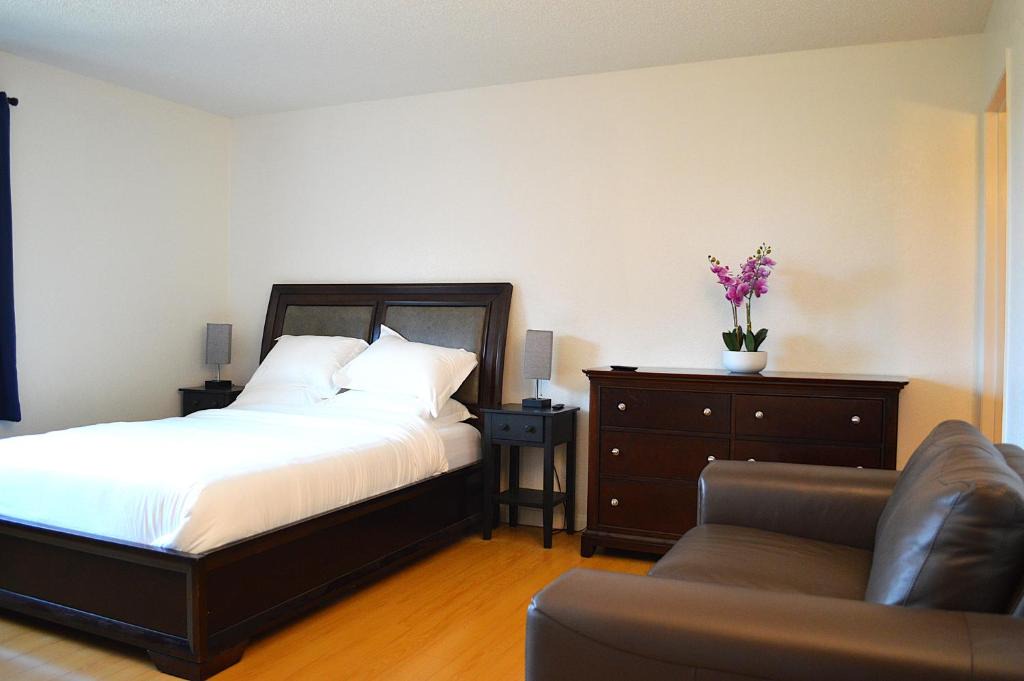 Berkeley Apartment | Modern 3 Bedroom Suite with AC for Family and Work group