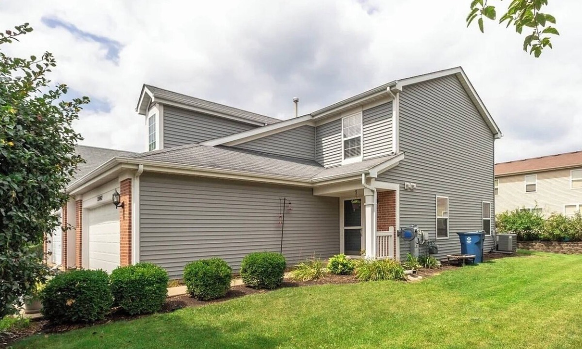 Fox Valley House | Modern 3-Bedroom Townhome with Full Amenities – Your Home Away from Home!