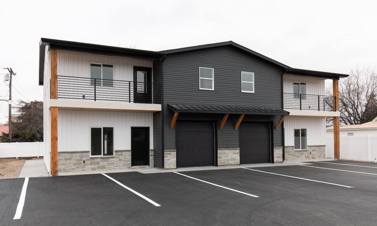 Shelley Apartment | Modern 3-Bedroom Townhouse - Unit #1
