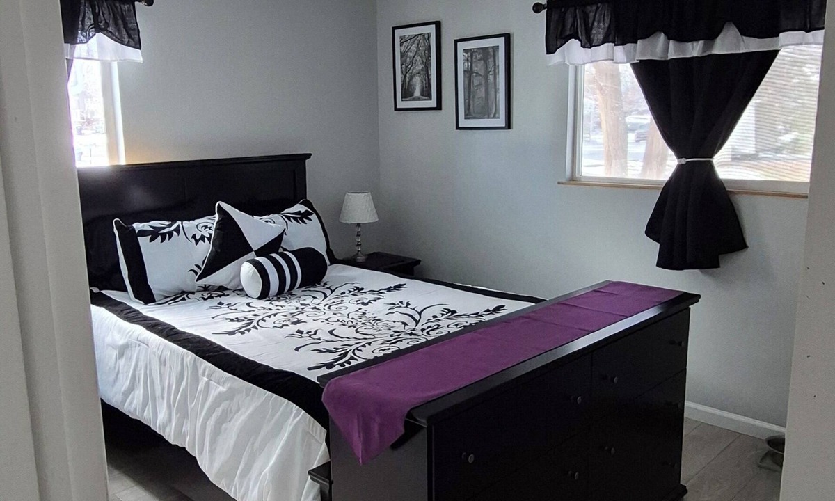Montrose House | Modern 3BR 2 bath, Workout Room Huge Yard Central Location