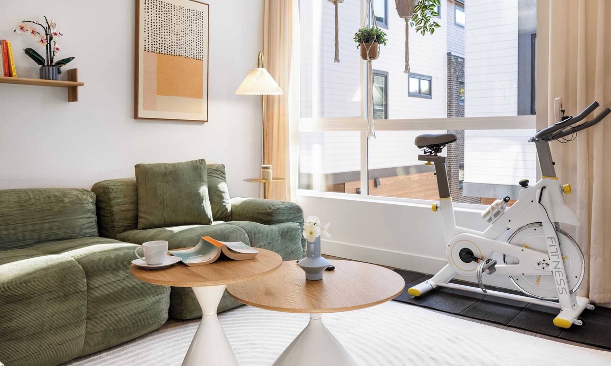 Roosevelt Condo | Modern 3BR City View Home w/Near Green Lake & UW