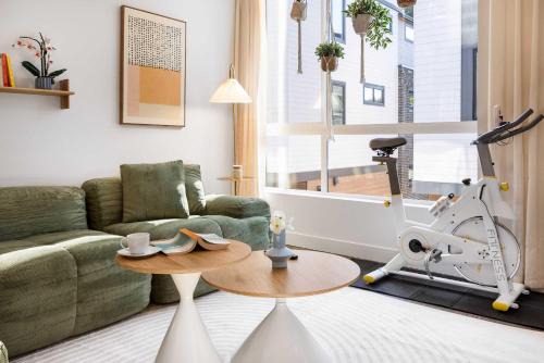 Roosevelt House | Modern 3BR City View Home w Near Green Lake & UW