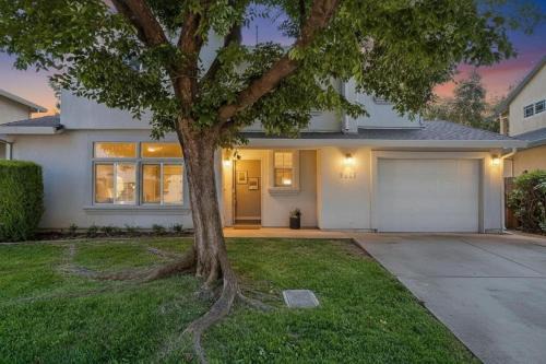 Davis House | Modern 3BR Davis Retreat