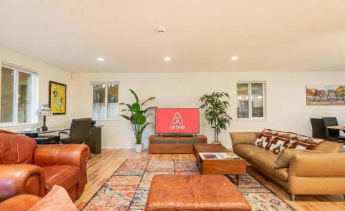 Richmond Highlands House | Modern 3BR House with BBQ Yard near Richmond Beach