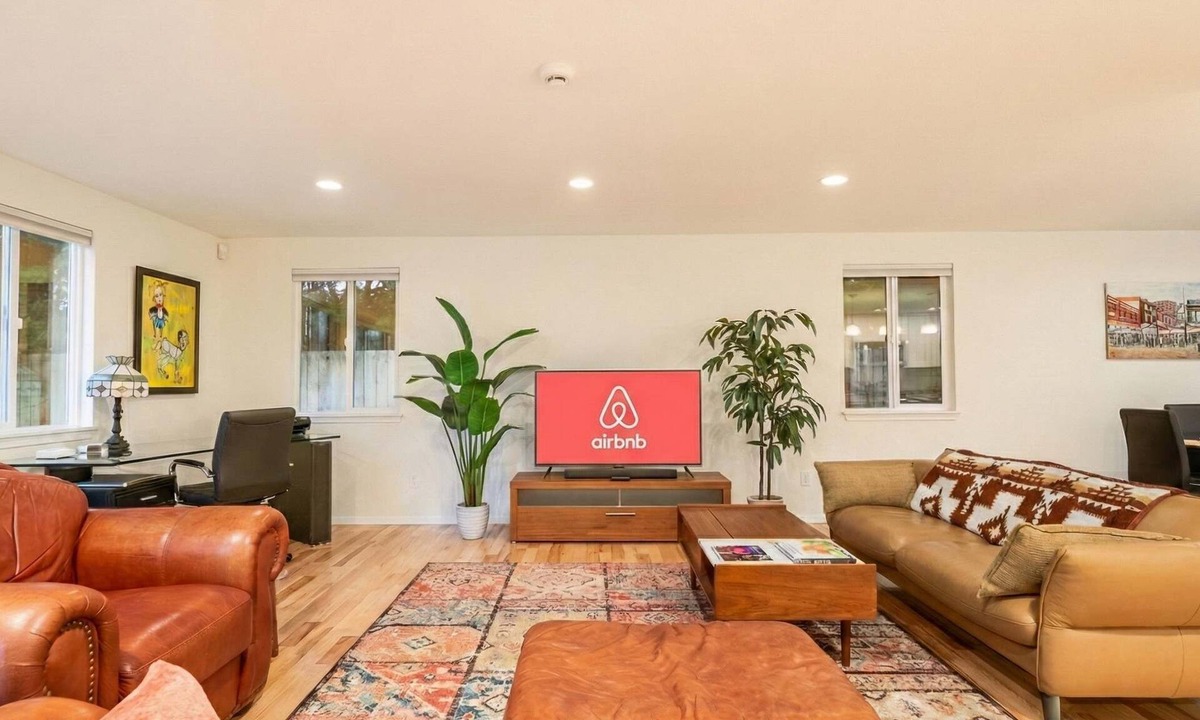 Richmond Highlands House | Modern 3BR House with BBQ Yard near Richmond Beach