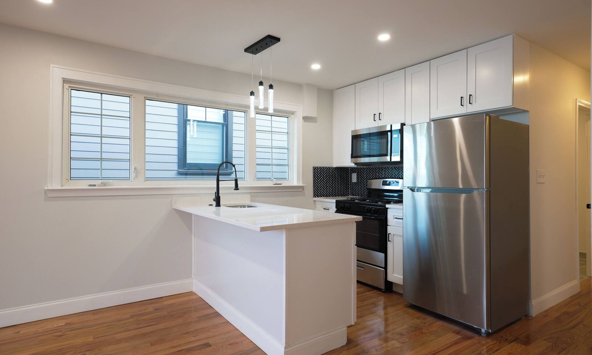 Eagle Hill Apartment | Modern 3BR in Eagle Hill - Close to Airport, Transit & Downtown