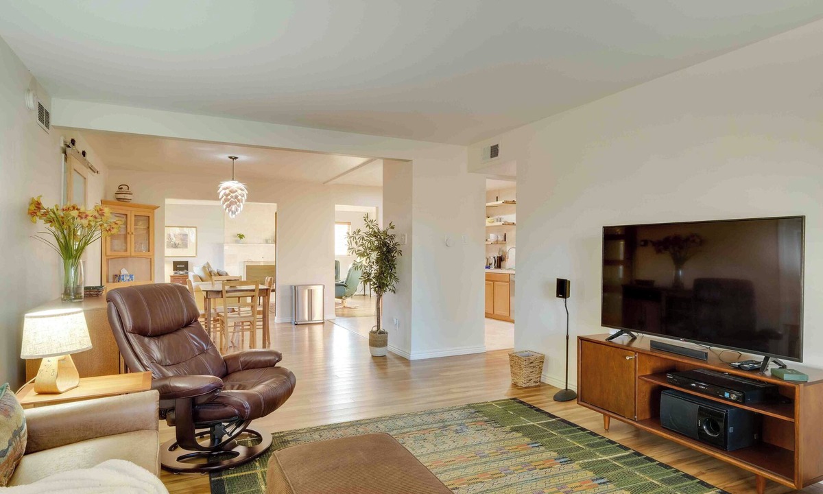 Jewell Heights - Hoffman Heights House | Modern 3BR Retreat Close to Anschutz & Denver Airport