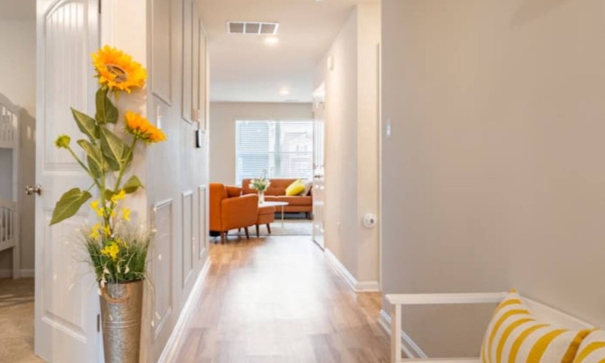 Camden House | Modern 4 bdr with King size bed Patio and Late Checkout!