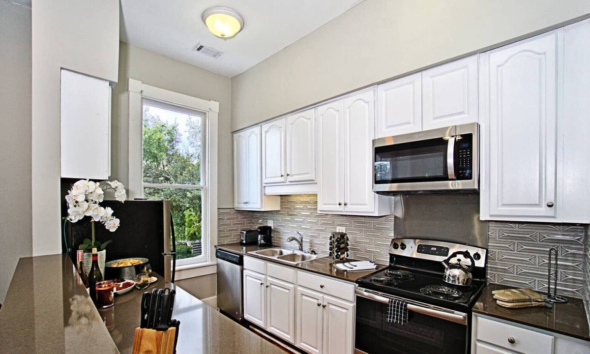 Dixon Park House | Modern 4 Bed Brownstone in Historic Downtown