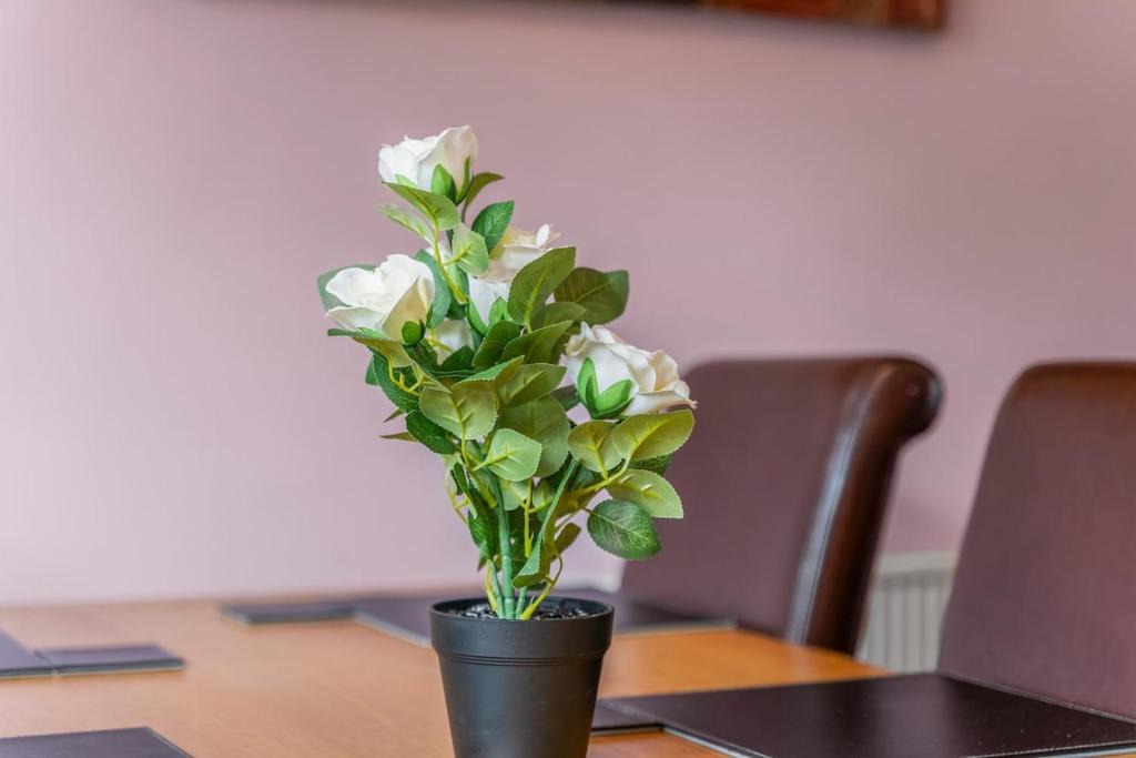 Weston on Trent Apartment | Modern 4-Bed Serviced Apartment- Free Parking Wi-Fi - Near CBS Arena -M6 -UHCW