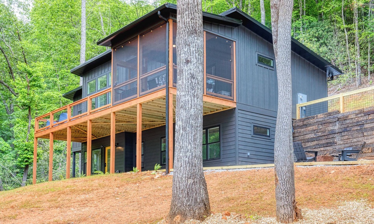 Rabun Gap House | Modern 4 bedrm/3 bath house in Blue Ridge mountains with hot tub/outdoor shower