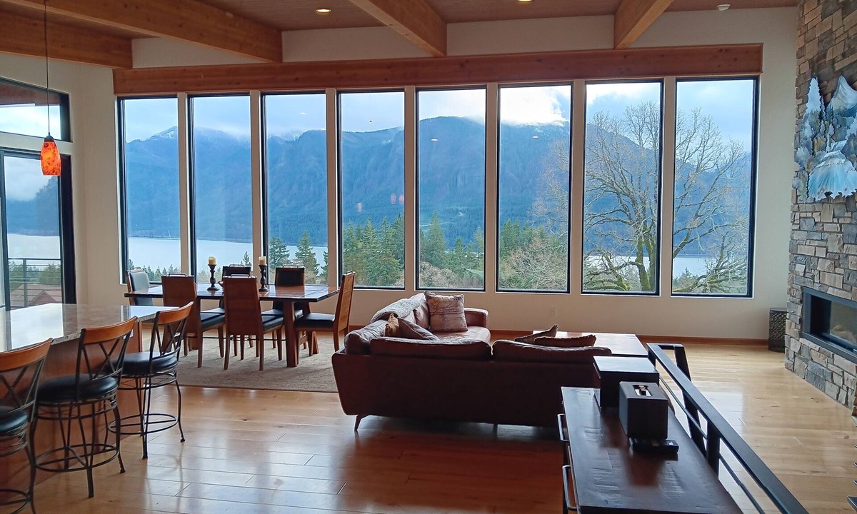 Carson House | Modern 4 bedroom with sweeping views of river and mountains. Room to roam