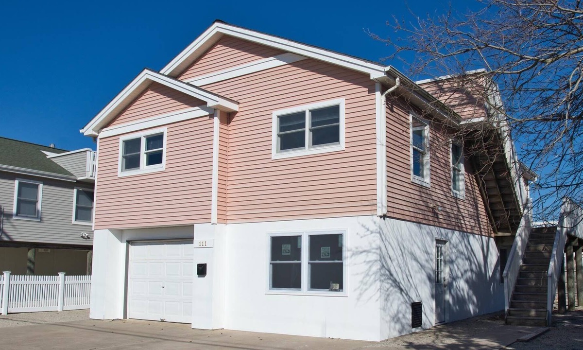 Ship Bottom House | Modern 4 or 5 Bedroom House Less Than Seven Houses From the Ocean