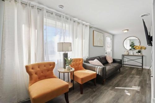 Russell House | Modern 4BD 2BA Home Near Downtown Metra