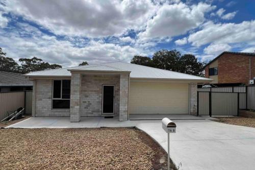 Hillcrest House | Modern 4BDR 5 Beds Ensuite AC 2 bath