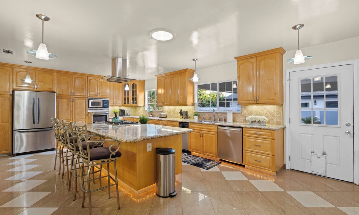Burbank House | Modern 4BR 1.5BA W/Pool Table