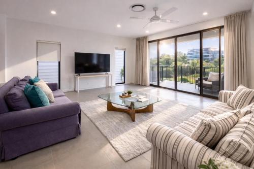 Taringa Villa | Modern 4BR 3Bath Duplex near Train Station Stylish Comfortable