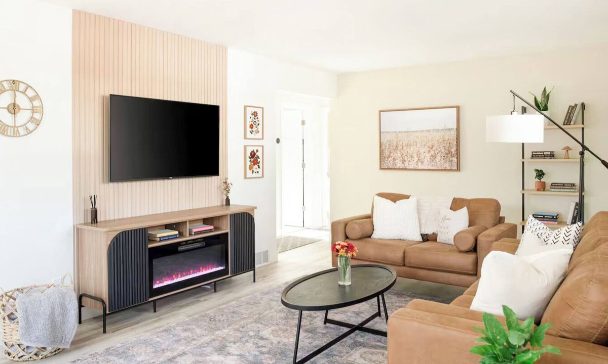 Minneapolis House | Modern 4BR Retreat - Sauna, Arcade & Fire Pit - 6min to Downtown Minneapolis