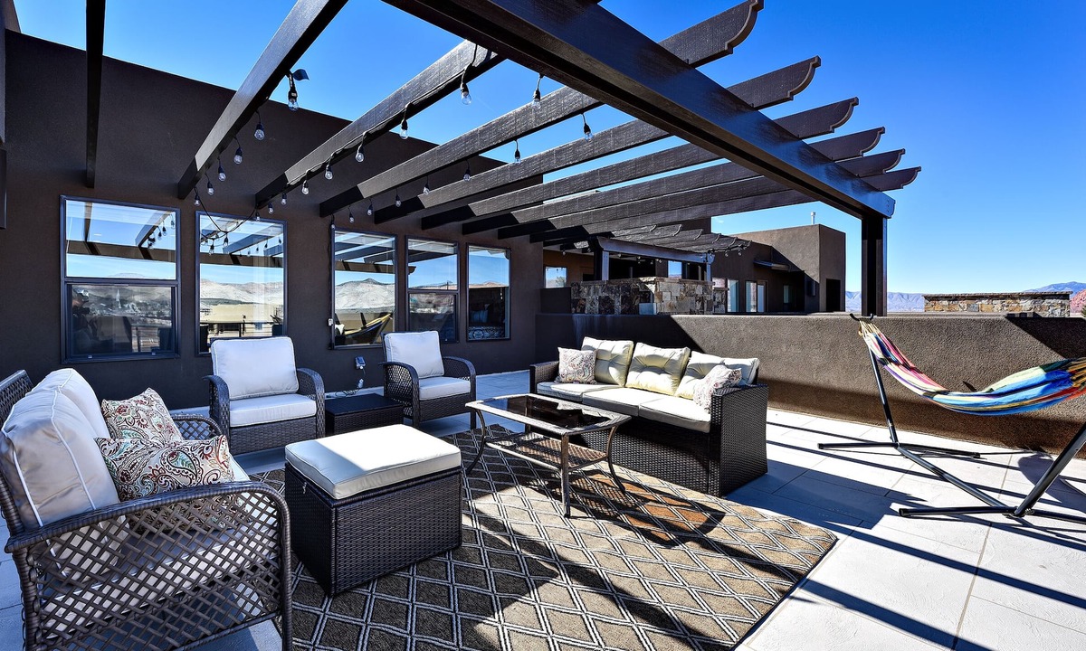 St. George House | Modern 4BR Sleeps 14 w/Game Room - Walk to Pool