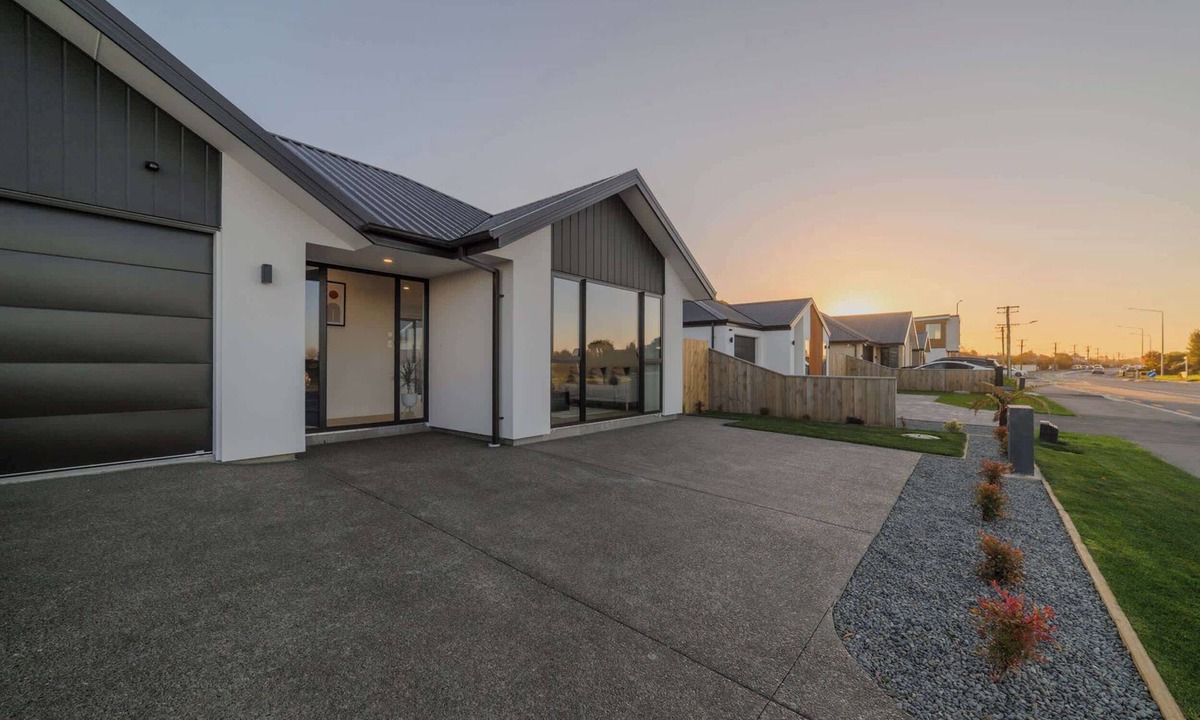 Hornby Apartment | Modern 4BR with Billiards & Bright Living