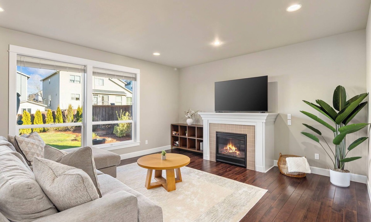Carver House | Modern 5 beds 4 bedrooms/2.5ba w/Billiards Room, Quiet Neighborhood.