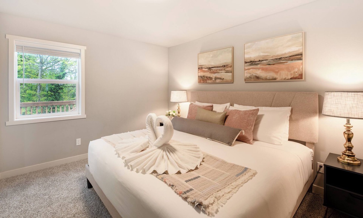 Bryn Mawr-Skyway House | Modern 5Bd+3Ba Remodeled Home with AC, Wifi, BBQ, Backyard in brilliant Seattle