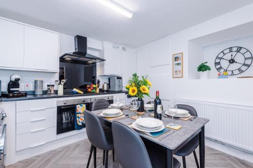 Droylsden House | Modern 6 Bed House with Ensuites by 53 Degrees Property, Perfect for Business and Groups