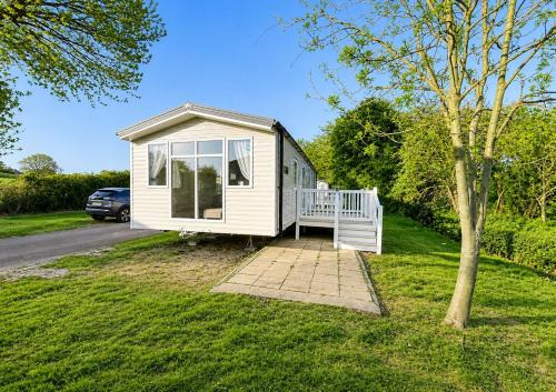 Clacton-on-Sea House | Modern 6 Berth Caravan With Decking To The Side At Valley Farm Ref 46946Sb