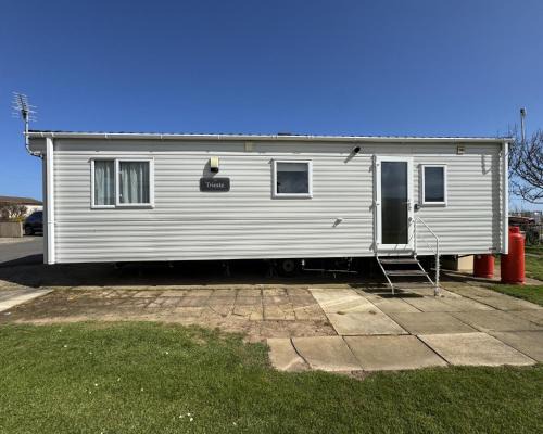 Winestead House | Modern 6 Berth Caravan At Sand Le Mere Park, Yorkshire Ref 71002D