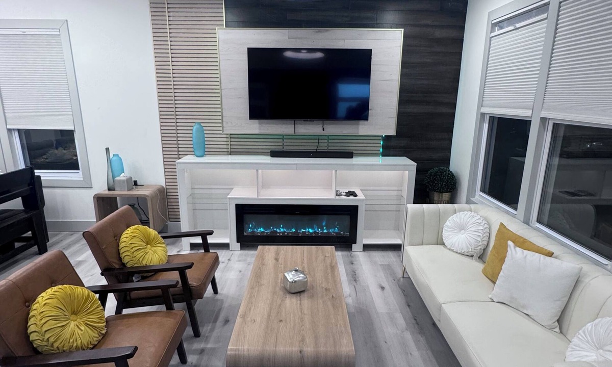 North Mayfair House | Modern 6 BR 3 Baths 11 beds Sleeps 17 Birthday