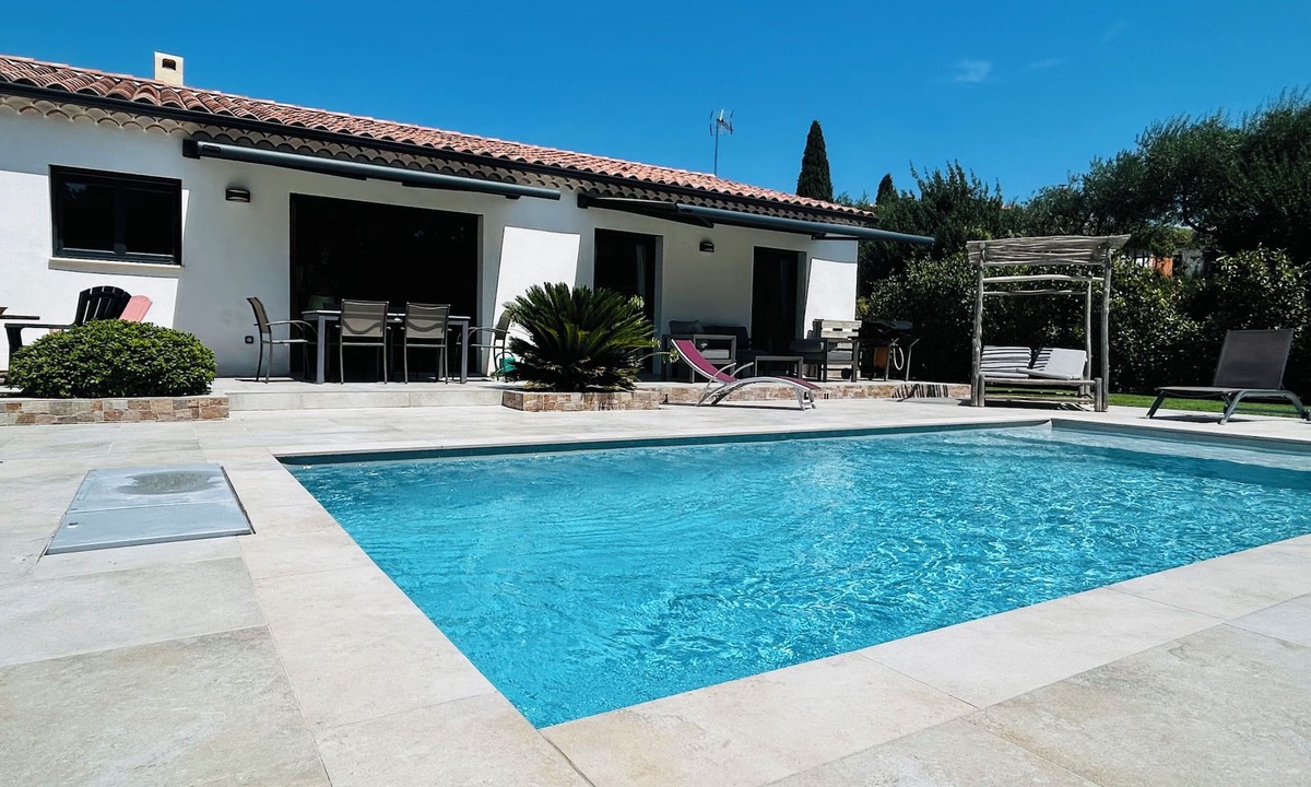 Chateauneuf-de-Gadagne Villa | Modern, air-conditioned villa, 2 bedrooms with pool and spa