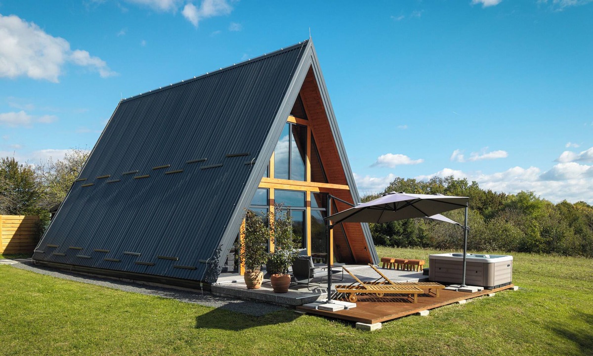 Topusko House | Modern A-frame home with jacuzzi in peaceful nature near Topusko.