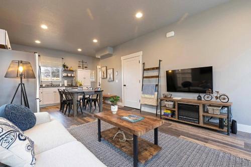 Franklin to the Fort House | Modern abode in Central Missoula!