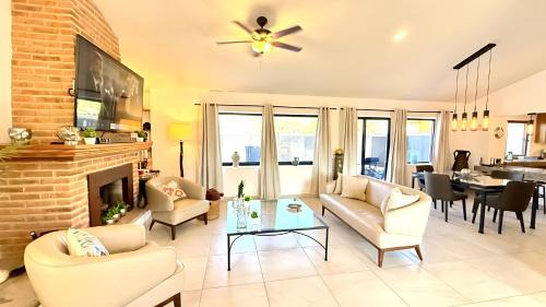 San Antonio Tlayacapan House | Modern Ajijic 1 Bdrm Home-Walk To Everything -Gym-Pickleball Court-Golf Cart
