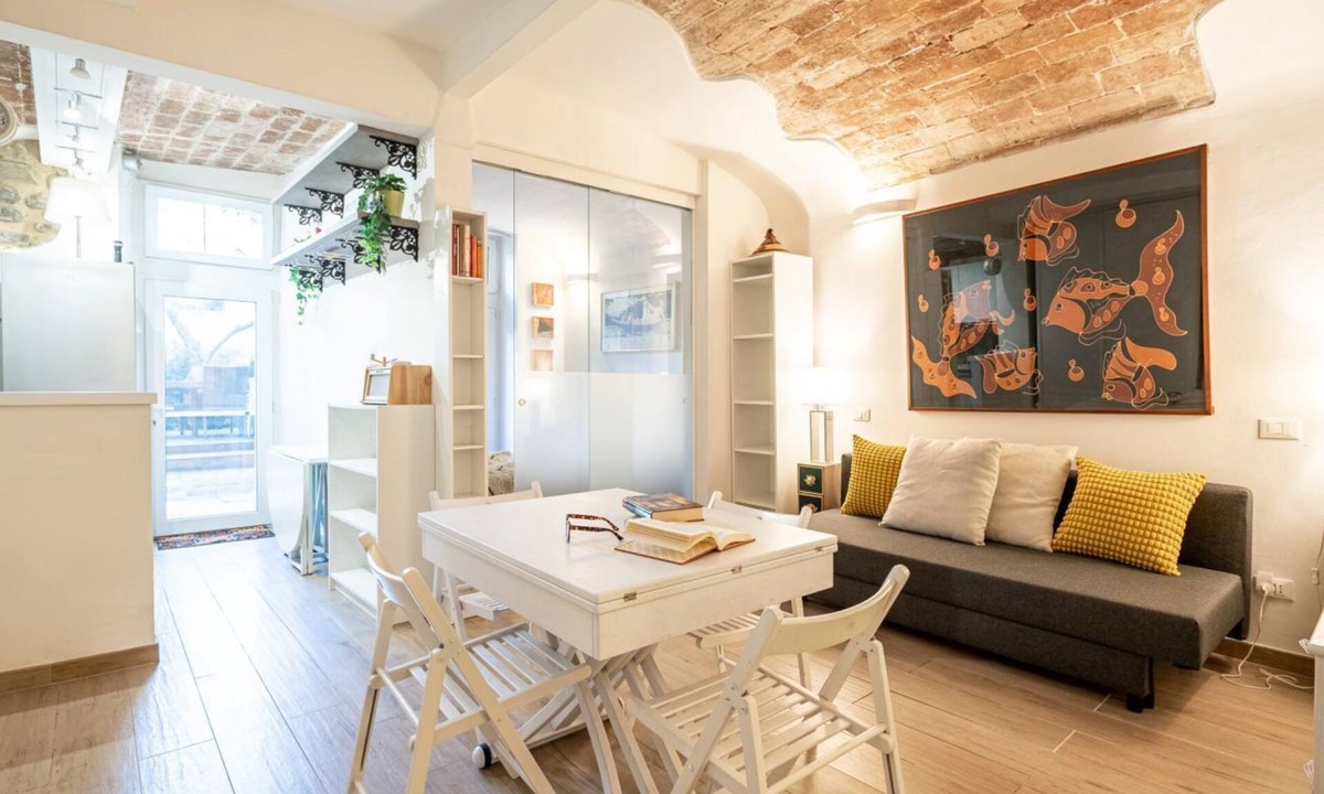 San Frediano Apartment | Modern and bright 45 sqm apartment with private patio, perfect for 4 people, located on the ground floor of a period building in good condition. The property is located in Oltrarno district, an extremely quiet and relaxing area, but at the same time very