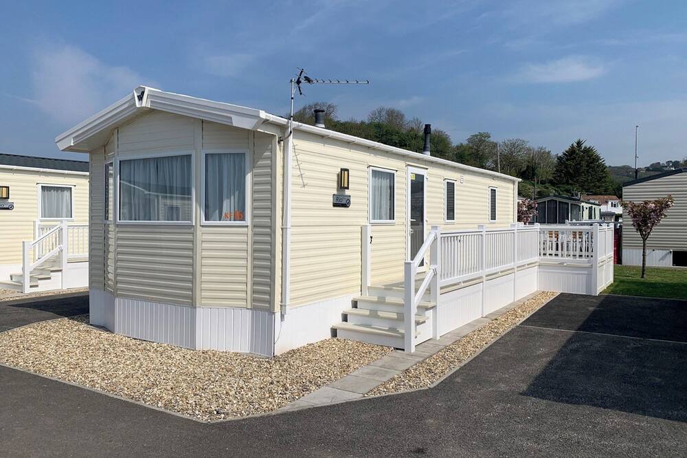 Bleadon House | Modern and contemporary 12ft-wide caravan with one double and one twin.