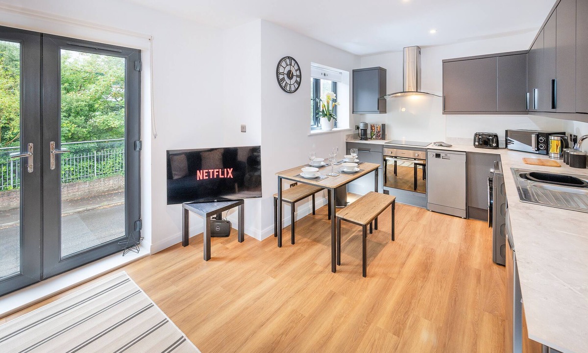 Southampton Apartment | Modern and charming 2-bedroom apartment located in the heart of Shirley, just minutes from Southampton City Centre. Surrounded by top restaurants, cafés, bars, and local attractions. Ideal for weekend breaks, business trips, staycations.