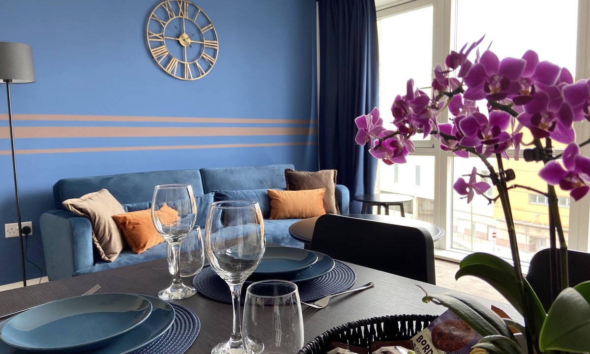 Hemel Hempstead Apartment | Modern and Comfortable 2-bed 2-bath Apartment Your Perfect Business Suite