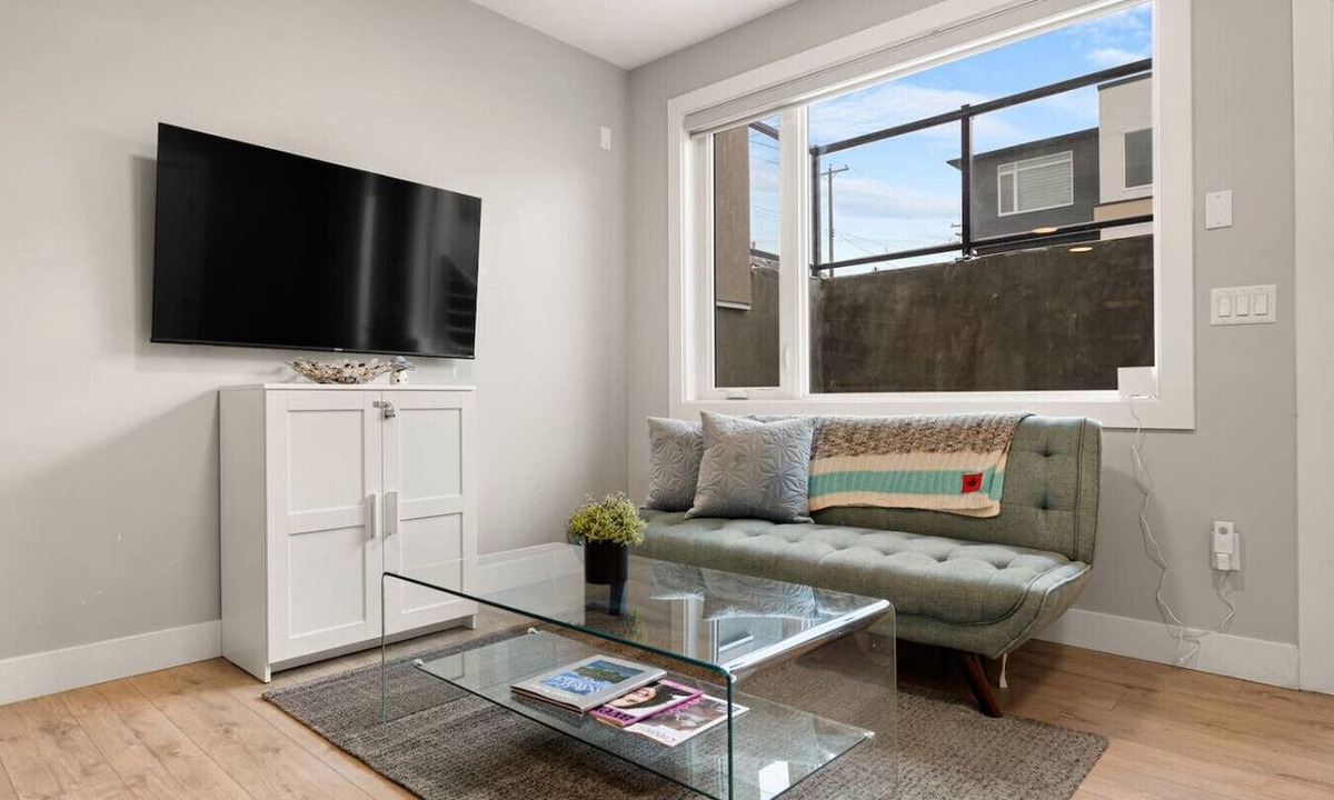 West Hillhurst Apartment | Modern and Pet-Friendly 1Br Suite Near Downtown