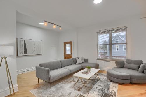 Pittsburgh House | Modern and Spacious Four Bedroom House in Pittsburgh with Parking