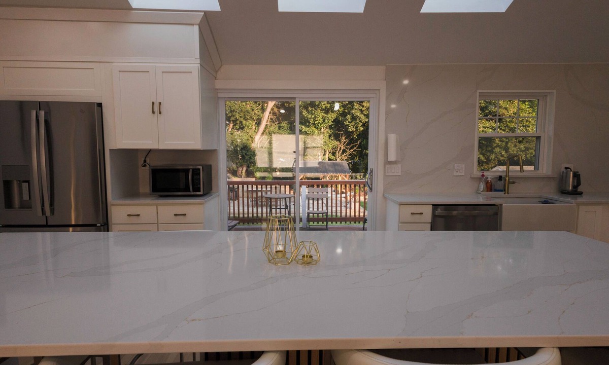 Salem House | Modern and spacious home with Private Yard in Salem- parking included