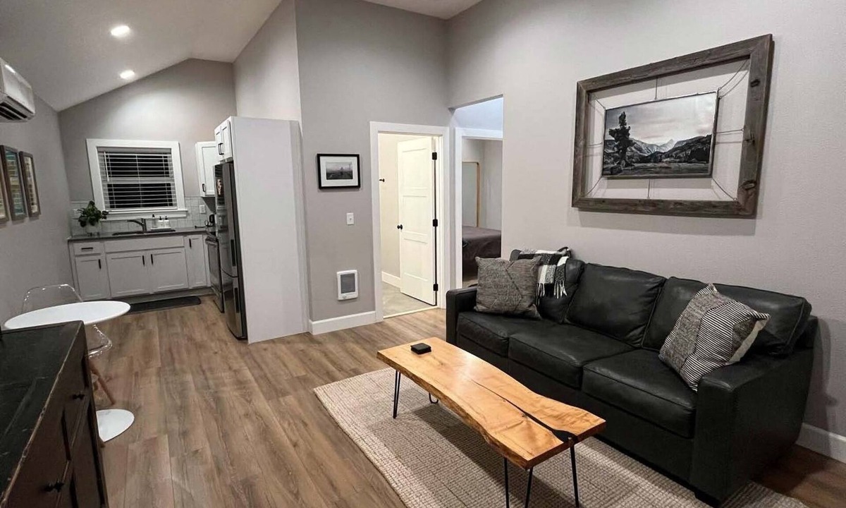 Manito Apartment | Modern Apartment 2 blocks from Manito Park