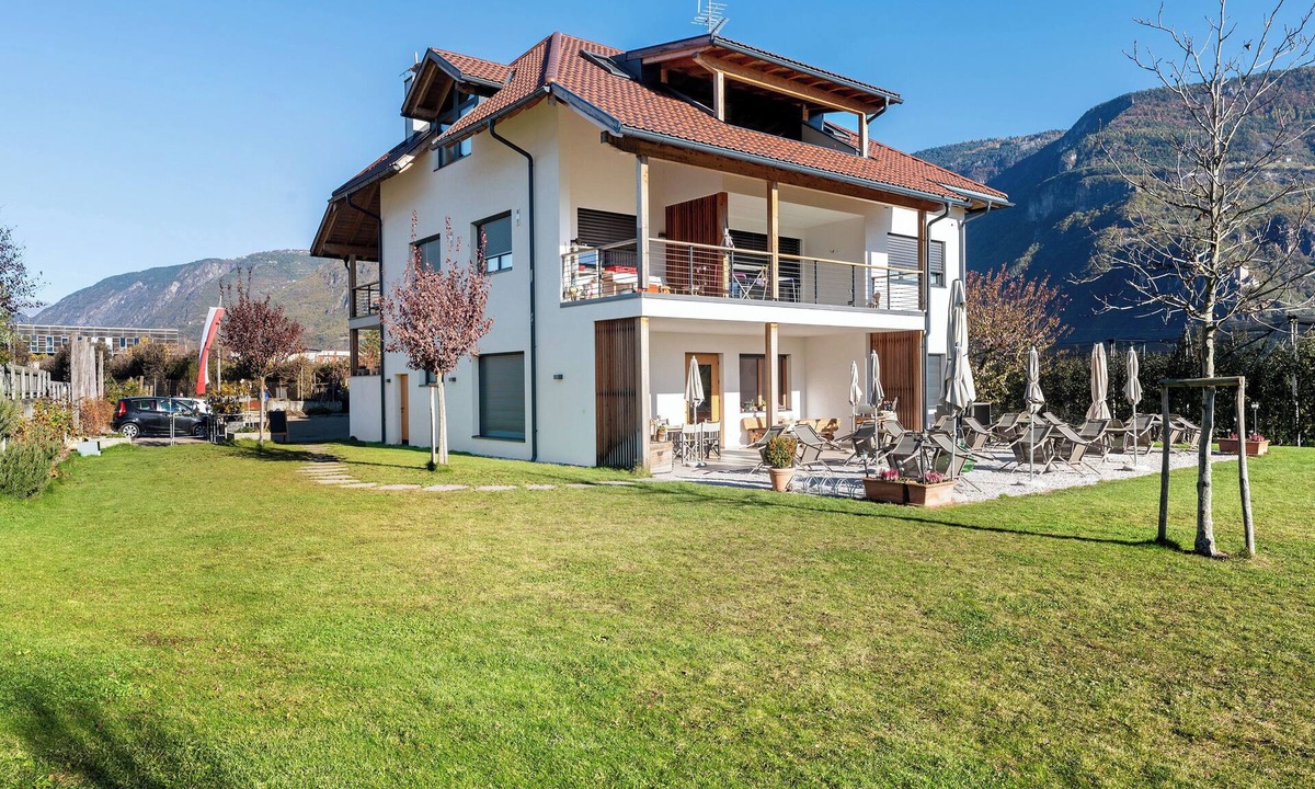 Andriano Apartment | Modern Apartment "3 Weger" with Panoramic Mountain View, Beautiful Balcony & Wi-Fi