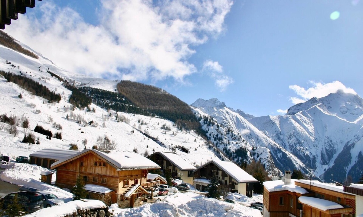 Venosc Apartment | Modern Apartment Les 2 Alpes, Panoramic Views Ski-in/out-lift 1min. Free Wi-fi.