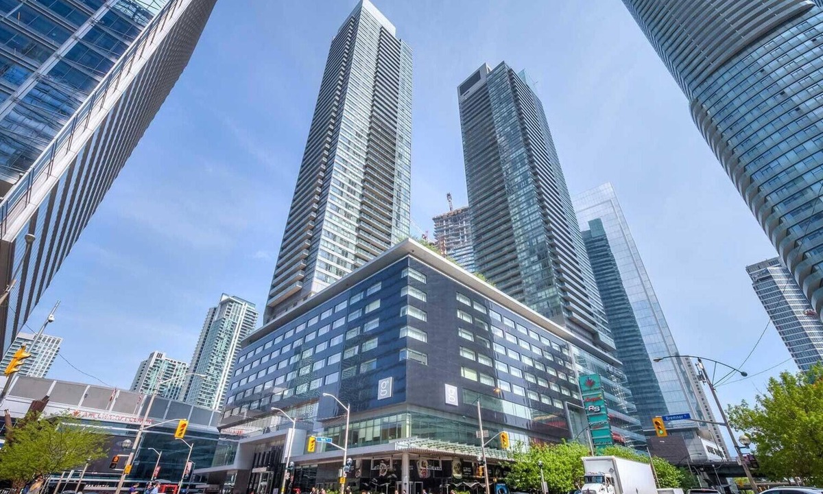Central Waterfront Apartment | Modern Apartment in the heart of Downtown Toronto (1Bed+Office/1Bath)