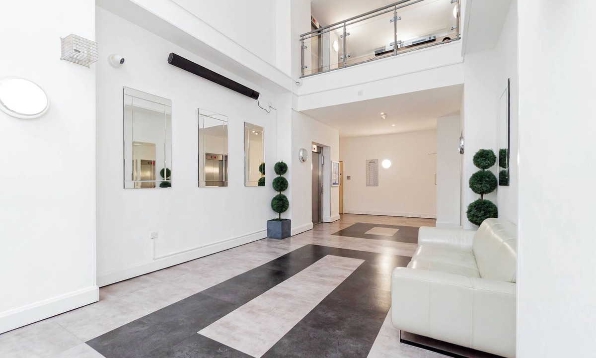 Basingstoke Apartment | Modern apartment offering on-site parking, level access, and a prime location within walking distance to the railway station, shops, and restaurants.