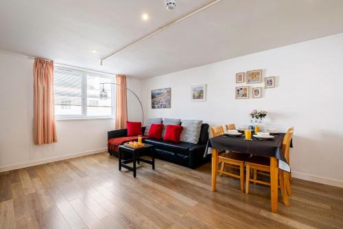 Andover Apartment | Modern Apartment overlooking Andover High Street