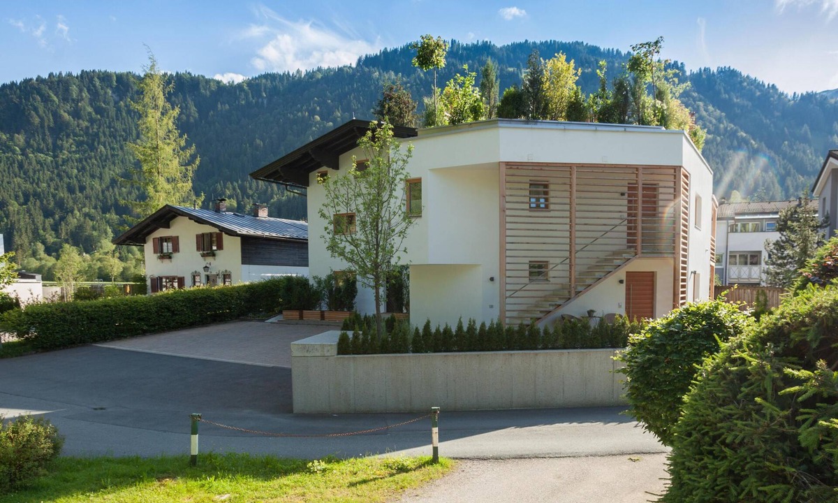 Kitzbuehel Apartment | Modern apartment with mountain view and balcony
