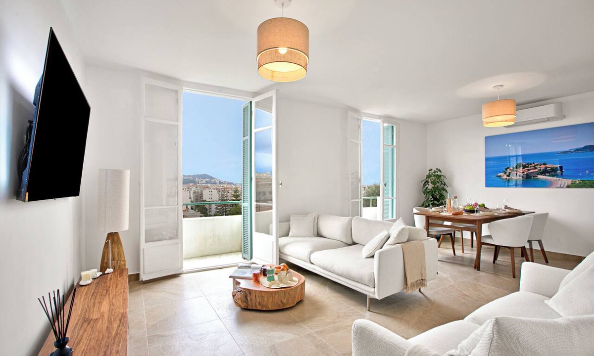 Les Baumettes Apartment | Modern Apartment With City View, Nice, France